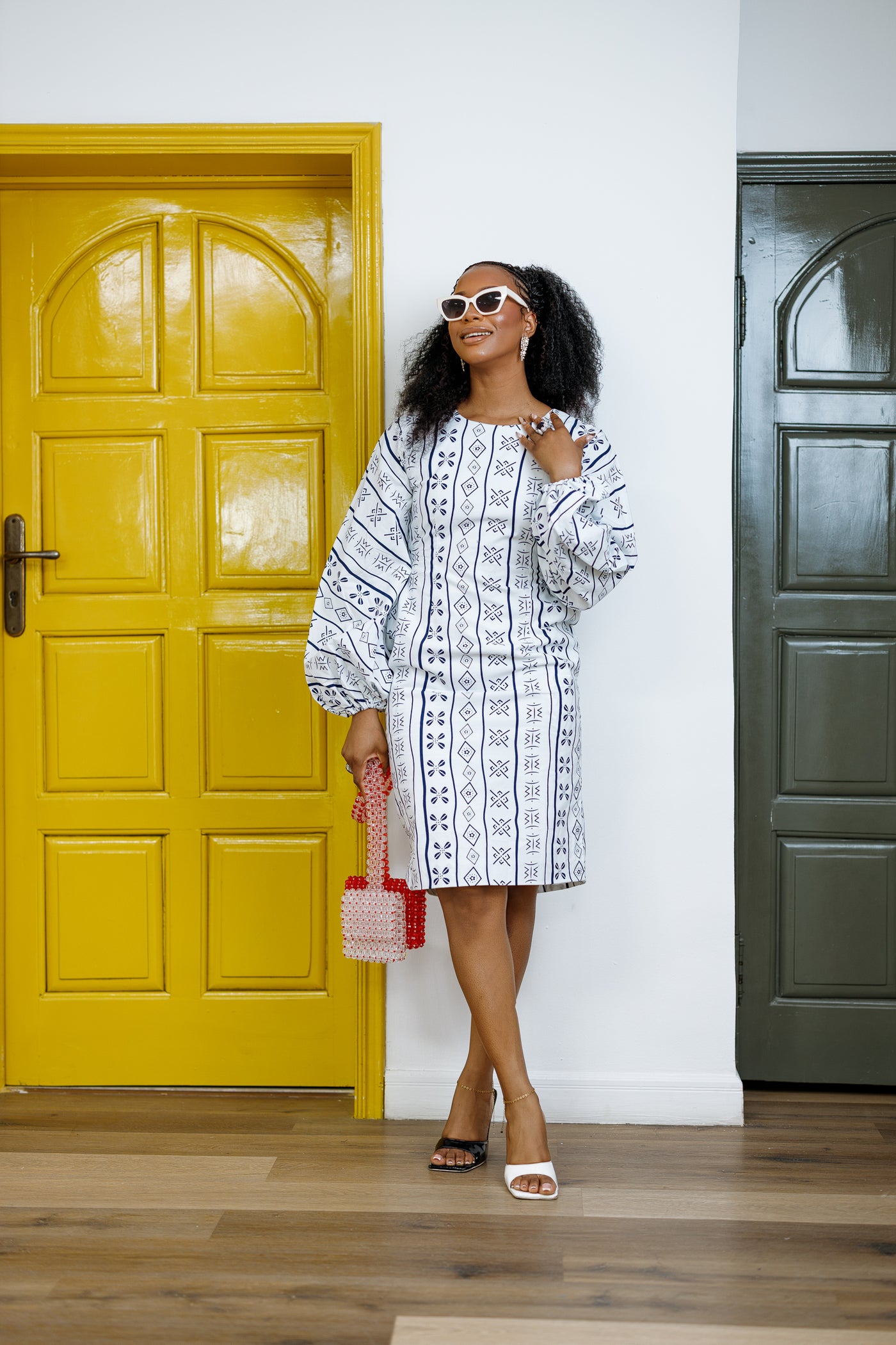 ZORA AFRICAN PRINT PUFF SLEEVE MIDI DRESS [WHITE]